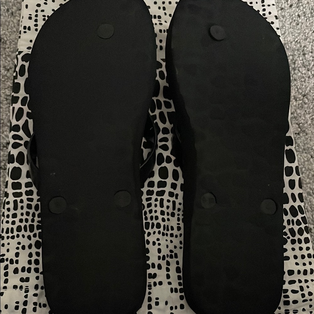 Black and White Patterned Flip Flops - Picture 3 of 8